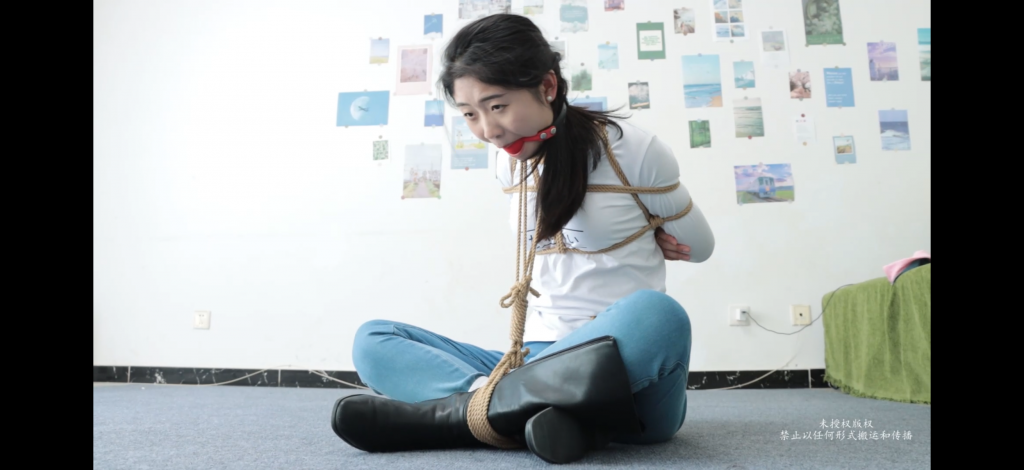 小姐姐家中劫 早年得意客定拍，模特演技很好，剧情简介：小姐姐回到家中被谎称检查煤气的坏蛋入室绑架，坏蛋把小姐姐嘴巴堵住，并且用绳子盘腿缚绑在了客厅，坏蛋离开后小姐姐苦苦挣扎，好不容易解开了连接手脚的绳子挣扎着站了起来往门口跳去，却被坏蛋发现并抓了回来，坏蛋把小姐姐绑在了柱子上并且用鞭子打她，小姐姐苦苦求饶，最后坏蛋把小姐姐带到房间里，脱掉靴子驷马绑好扔在了床上离开了，小姐姐一个人在床上挣扎。