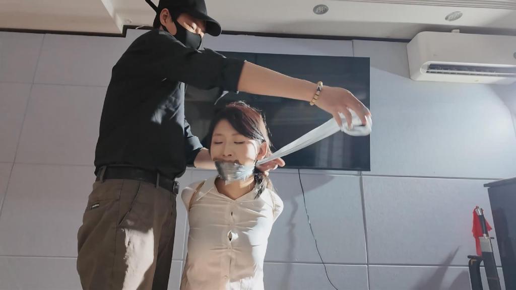 定拍：白衬衣红口球之魏灿 还记得那个被诱骗入狱的魏灿吗，这次是他的男朋友因魏灿被判无期后，绑架报复那位真正肇事逃逸的凶手。（之前交代过她两很相似）穿着白衬衣、黑短裙，肉丝袜的魏灿，开始被丝袜胶带堵嘴，后换成红色实心大口球，后被绑成一团藏在屋子里。。。等待她的将是来自受害者家人的报复和怒火。剧情定拍，模特合作，女m绳缚体验等各种事宜可加我Q2332635397<span style='color:#b0b0b0;'>[隐藏文字，购买后可见]</span>