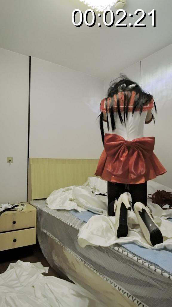 发点存货 发点存货，美少女战士，趴在婚纱垫着的床上，享受一会儿