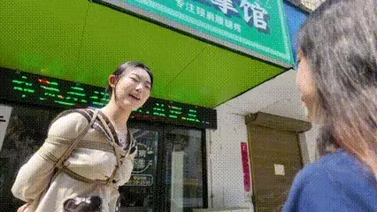 楚楚捆绑接待 楚楚体验捆绑接待的一天，随机在闹市区的一家按摩店，绑起来做接待，跟顾客交流，全程笑脸，精彩对白...<br>更多精彩，马上奉送<br>提供私人定制绳艺视频、定制绳艺体验、约拍模特、牢房体验、私人定制体验、剧本体验、出售配方麻绳、原味、另外招募绳艺模特、视频统一解压密码6666 定拍联系QQ419018109请标注妖狐并表明来意