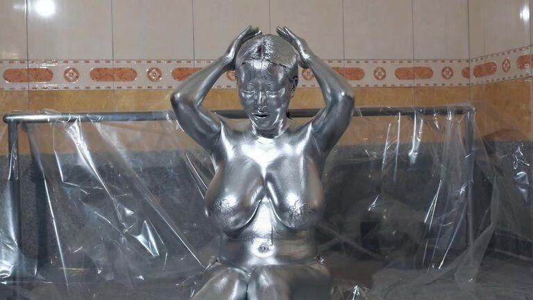 超亮澤銀粉　雨宮留菜 silver paint girl.<br>She paints herself silver.<br>she looks so interesting.