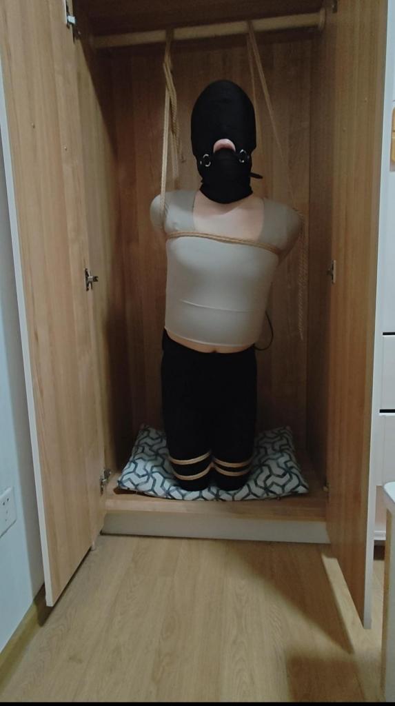 衣柜半吊缚挣脱 伪娘小钰身穿瑜伽服，被绑在衣柜罚跪，单手套后手缚加半吊缚，原本是打算放置至少一个小时，结果拘束不够严密，最终被小钰轻松挣脱。