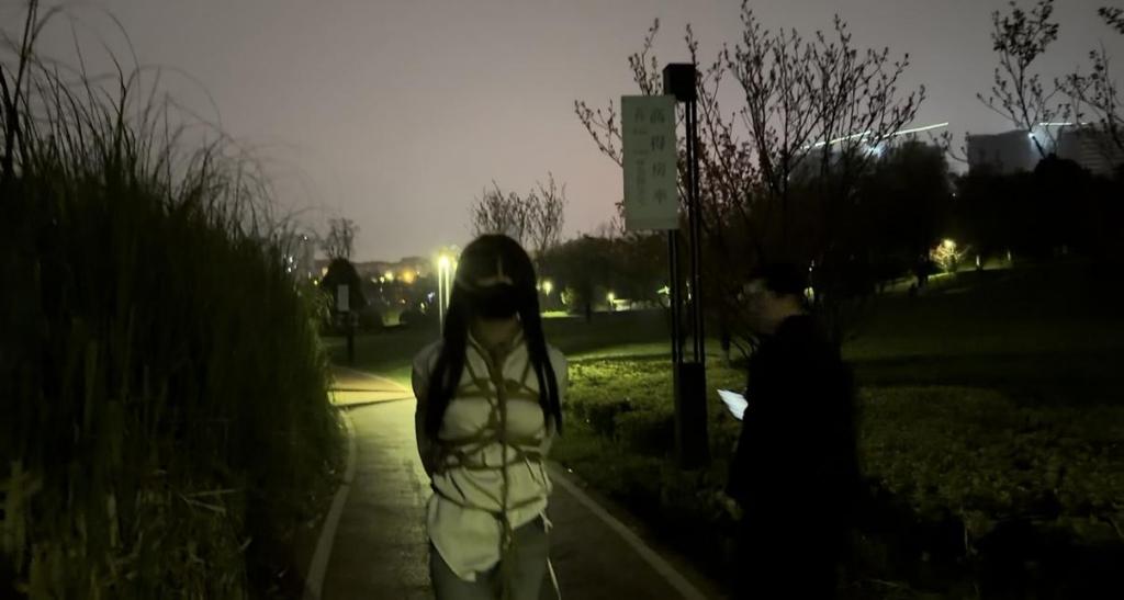 【桃花岛原创】之桃花公园游行记     又到了大家都喜欢的户外题材了，这次的桃花身穿牛仔裤和衬衫在公园捆绑游行，天色渐晚，但桃花身上的绳子非常明显，<br>一开始还遇到了保安叔叔的关心和问候，桃花这个烧杯解释自己喜欢被捆绑这样，真是妥妥的荡妇啊，随后桃花一个人艰难的走着，身上的绳子紧紧勒<br>着身体和大腿私密处，让桃花满满的羞耻感和疼痛感<br>到了桥中间，主人命令桃花跪在游客休息的桌椅上，桃花乖乖跪了上去，随后就被一跟拴狗的大粗铁链子拴在了椅子上，并且在上面开始骚舞弄资叫了起来<br>既然喜欢叫就让你叫个够<br>于是主人拿出<br>自慰棒来玩弄桃花，果然骚婊子的声音更大了<br>可不能让你爽，给我滚起来<br>在主人用力的拉扯下，桃花重重摔倒在地<br>在地上滚来滚去一般的母狗打滚<br>随后在主人的押送下去往了公园的另一侧，遇到另一个在跑步的男<br>生<br>男人仔细的打量桃花<br>让桃花眼神躲闪<br>哟，小狗狗不就是给人看的吗，还躲闪，那就让你再走慢一点，随后主人就把桃花的大腿也捆绑了起来，果然桃花走路的速度慢了起来，给我走快点，骚婊子<br>桃花不情不愿的慢慢走着，主人实在是看不下去，就拉扯着桃花的狗绳往前走，随后便到了一个天然的体育器材底下<br>小母狗行不行被吊起来让人围观啊嘿嘿<br>随后.....<br><br>【接定拍，接体验男女都可，包妆造。诚招聘贵阳及周边女生模特，可以试拍，期待您的加入】<br>联系方式qq：3864743700