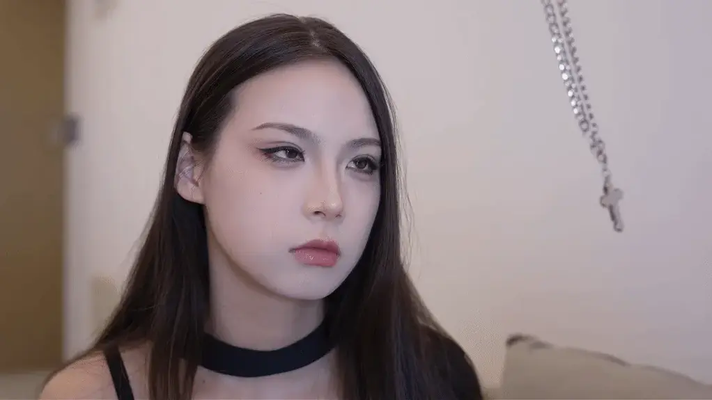 催眠劫难(艾琳EL) 女主艾琳因睡眠问题困扰许久，于是这天请假找到一个心理医生咨询病况，<br>医生询问了近况后，了解到根本原因，于是抛出一个祖传方子，表示需要对艾琳进行催眠，<br>艾琳对此抱有一定忧虑，毕竟催眠这玩意只在短视频见过，特别两人又是第一次见面，实属不免有些担心...<br>医生摆出许多成功案例，EL才勉强放下心来，"来,盯着这个项链，看着这个方向..."<br>定拍合作请联系QQ1372181502 2838269780 网盘解压密码bill 不要在线解压<br>EL是一个非常不错的妹子，长相声音身材腿长，可定制<br>