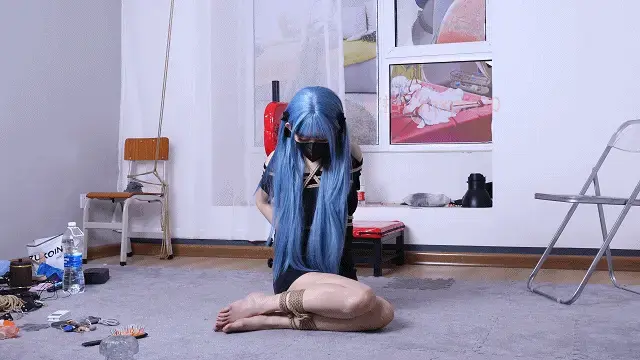 定拍公映版本，女反攻，驷马榨汁 剧情简介---雪儿挣脱歹人的束缚，然后埋伏在门口，把歹人捂晕，然后开始驷马榨汁<br><br>雪儿坐标天津，经常出去玩，可以偶遇<br>夕颜坐标天津，周边可巡游，双偏M<br>舞蹈生汐汐已经返校，喜欢一字马，极限捆绑的可以定拍啦<br>工作室长期招聘素人女生，女绳模。提供拍摄绳模服务，女M陪玩，提供线下，线上课，约绳体验，约绳模练绳体验，拍照服务。<br>然后日常可以找雪儿聊天，提建议，说出自己的期待哦~防失联V在工作室首页{平时不咋回复的}，百度网盘的更高清，下载后先解压，然后改后缀为MP4，解压密码xueer<br><br>推：@juanjuan020309（之前的被封了，榨汁现在发布了了）定拍，服装赞助，原味，体验课，约绳请＋Q3935057822（小号qq被封） 工作室V:zqxpf520