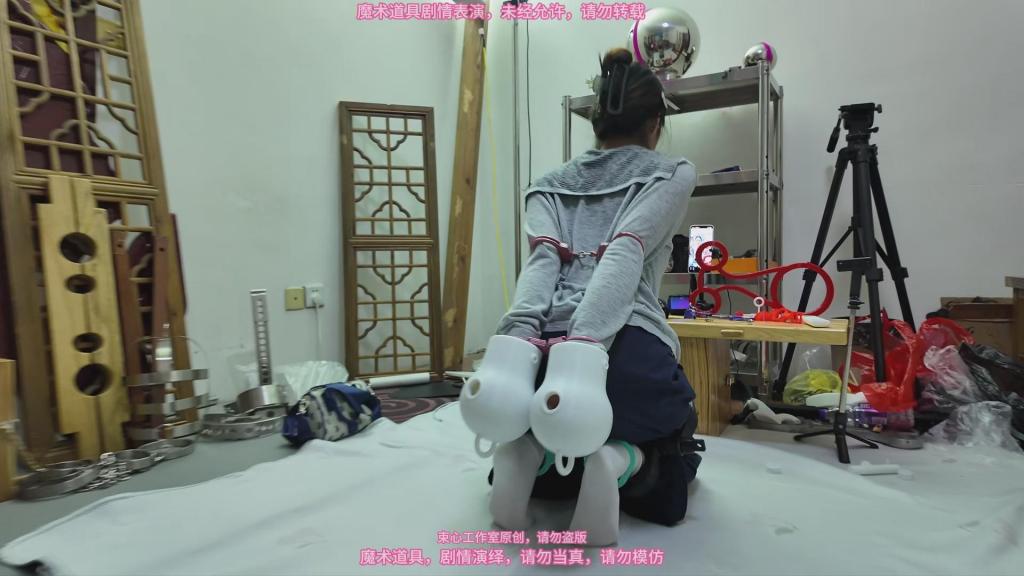 月月3D打印道具任务直播，叮当猫手笼，臂铐，手铐，脚铐，马蹄铐游戏 最近月月在工作室定拍优惠季，束心魔术道具工作室，月月3D打印道具任务直播，叮当猫手笼，臂铐，手铐，脚铐，马蹄铐游戏，唯美风格，本工作室摄影技术和剧情拍摄相对一般，无法和专业的摄影师相比，购买本工作室视频请知悉本工作室拍摄的视频短剧内容也许并不专业，本工作室各种古代道具断头台，古装捆绑剧情游戏，金属，木质道具，枷锁，金属站立枷，魔术木笼囚笼拘束架道具审xun椅，各种拷镣等魔术笼子等道具，本工作室秉持，绿色，健康，唯美，解压，为原则，可以体验定拍.            妖狐吧定拍 ，女生加入本工作室  （本工作室只收女生，只收女生，只收女生，很多男生cd问收不收的，我将不再回复！）         qq：3329311459              骗子勿扰，事多者勿扰！！！