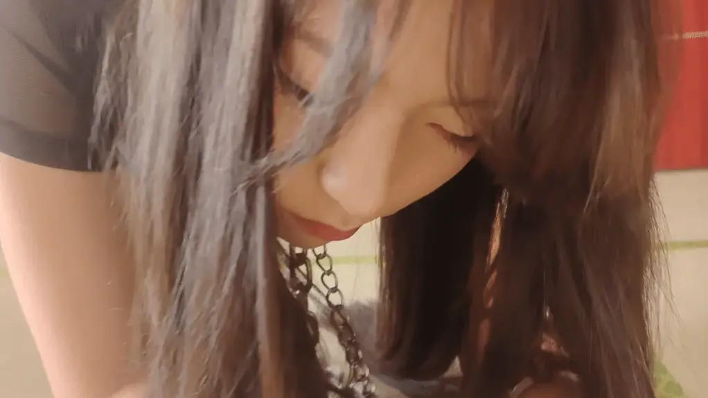 秦韵绳屋 盲眼美瞳及耳塞（定拍转公映） 盲眼全白美瞳，耳塞。独自玩镣铐被发现，被朋友强行戴上盲眼美瞳，耳塞，连体铐，室内爬行，楼道放置。之后又被戴上一字枷，分腿器，挠痒，打屁股。袅袅做出重大牺牲的一部作品，自毁形象...<br>感谢小伙伴的赞助，此片为定拍转公映。<br>本片经过模特知情同意进行拍摄，无任何真实暴力发生。<br>秦韵绳屋祝大家：马年行大运，发大财。<br>业务QQ：1937963514，可接定拍，约拍，线下体验，欢迎骚扰。<br>解压密码：qinyun