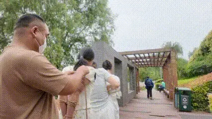 三支校花 捆绑体验 逃脱倒计时 新模特相互捆绑挣脱,今天3位女模特对绳缚产生好奇，决定尝试。她们笑着用麻绳互相绑住对方的手腕和脚踝，动作生疏、松松垮垮，没费多大力就互相挣脱开了。3人意犹未尽，便请来经验丰富的绳师老陈帮忙。老陈手法精准，绳索紧贴皮肤层层绕扣，最后收紧固定。，却发现绳子纹丝不动，越挣越紧，彻底无法脱身，既紧张又兴奋——这次是真的“逃不掉了”。  绳师捆绑 让他体验挣脱  逃脱倒计时  。本工作室提供绳艺捆绑模特服务、体验女绳师捆绑服务、体验长时间囚禁服务、绳艺教学培训、专业麻绳销售、作品私人定制、模特原味丝袜出售等，另外本店招募同好合作伙伴。定拍约拍。v:a156185529<br>QQ156185529<br>解压密码168168