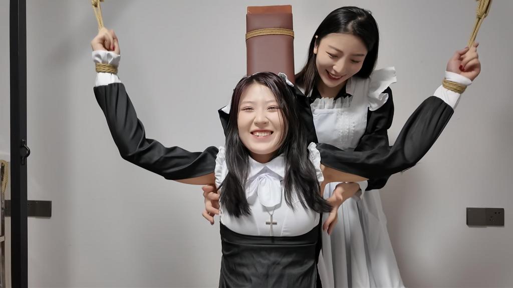 新工具测试之佳佳与晓琴 李大侠原创、女仆佳佳遇见修女晓琴，互相体验新TK工具，谁的笑点更低，谁最怕痒，谁会挠痒，两个美女互挠，到底有多少笑点.....本工作室提供私人定制绳艺视频、定制绳艺体验、约拍模特、牢房体验、私人定制体验、剧本体验、出售配方麻绳、原味、另外招募绳艺模特、视频统一解压密码h123456 定拍联系QQ1642384671加我注明妖狐吧，需要解压两次，密码一样