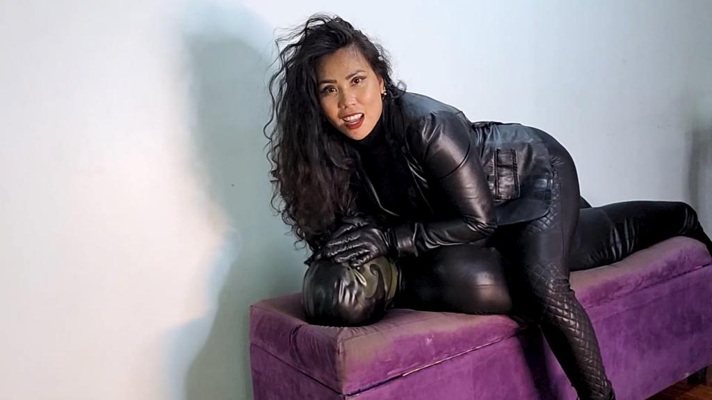 DominaFire Face Sitting Slave in Leggings Asian Domiantrix Dressed in leather and leggings face sitting her slave<br>一位身着皮衣和紧身裤的亚洲女虐待狂让她的奴隶脸朝下坐下。