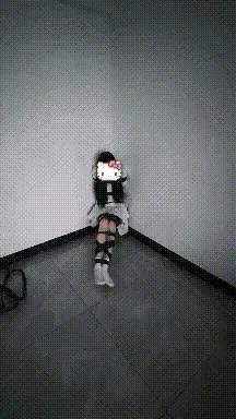 【摆件叶子】像被绑在角落里挣扎的摆件 好紧好紧的绑带 含短被绑第一人称 这次是被那种搬家或者车上用的那种绑带给绑了起来，它是有弹性的，但是被拉紧扣好绑住以后，束缚感真的好强好强。双腿被绑上之后，真的不管我怎么用力，几乎一点都动不了。手臂和上半身也是，它还不像之前那种橡胶绳，橡胶绳在我很有力的时候还能感觉到撑开一些，但是这种完全就被压得死死的，我就算用尽全力，也几乎撑不开一点。而且时间越长会感觉越来越紧，在拍完松绑之后会有那种手麻之后的刺痛，如果是普通的棉绳的话就算绑得紧也不是这种感觉。<br>因为是摆件系列，所以其实是有做一些措施把我限制在角落里。在离我远一点的地板上涂了一些滑滑的东西，如果想在被绑住的情况下走出去的话，很有可能会摔倒，这样一来我就没有办法往那边去。只是我后来看视频的时候感觉好像看不太出来地板上有什么。不过总之这期是比较适合用来当手机屏保的哦。<br>也有被上了td，一开始位置还比较高，但是随着挣扎它一点点滑了下去，所以会越来越难以忍受，中途就一直犹豫要不要坐下来，但是也会担心坐下来会不会更不舒服，所以犹豫了一段时间，还好后来坐下之后是好一些的。<br>最后三分钟左右是被绑的第一人称视角~<br>真心感谢每一位支持叶子的小伙伴，因为有你们的支持叶子才会更加有生活和更新的动力~记得每一天要过得幸福愉快，端午安康~