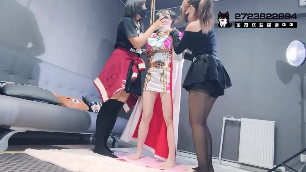【BadCat】【妙妙X依依X多比】【DID遇险少女】【多人特摄剧情】【美少女假面在挑选婚纱前一天惨遭双恶灵少女捆绑羞辱】【被玩弄的时候被迫和男友通电话】【出售原味】 大家好，我们是BadCat工作室。求关注 求关注！！！<br><br>【最新资讯】<br><br>工作室目前紧急招收女生绳模 有意的请联系 QQ 2723822894（一定要是女生）<br>工作室新开设 伪娘摄影 cos/女装捆绑摄影 等服务 白菜价格 有兴趣的欢迎咨询<br>捆缚模特目前三位  妙妙  依依 多比（长期接受定制 线下也可组合实践）<br>伪娘绳模 雪碧喵 小零 也可以接受定制 <br><br>【工作室简介】<br>* badcat工作室 坐标辽宁鞍山 <br>* 有专业的男女绳师 可提供专业定拍和体验 <br>* 未来会向cos拍摄 绳屋方向发展 <br>* 女生线下只做S 想线下捆她们的就不用问了 <br><br>目前其他平台的盗版视频日益猖獗 我们这个小作坊还是希望大家能够多多支持！<br>BADCAT 工作室专用QQ 2723822894  业务咨询 线下体验等事务 欢迎加他<br>女生个人VX 会收门槛 希望理解！<br>【工作室推特】@surelovemeng 工作室X刚刚成立 喜欢的宝宝欢迎关注！！<br><br>【本作内容】<br>本作来自粉丝定拍 依依饰演一名上班族的美少女假面 因封印恶灵不当 被恶灵附身在了同事身上<br>之后依依变身美少女假面 想要封印恶灵（本喵） 却不料 恶灵找来帮手（多比） 两人合力制服了依依<br>这个时候 美少女假面的男友打来电话 依依只能以自己加班为由 一边被捆绑玩弄 一边打电话<br>之后两人变本加厉的欺负依依 一边用她的变身道具玩弄她的下面 一会把她吊起来 踩在指压板上<br>就在两个人玩的正爽时 男友又打来电话 依依只能哭着敷衍 最后多比想用炸弹炸死依依 恶灵（本喵）却不想伤害她<br>（本喵的角色其实是一个只爱恶作剧的恶灵 并不想伤害别人 ）后来被多比打晕 接下来的结局如何 大家自己看吧<br>本次拍摄了整整一天 大家都很用心的准备和拍摄 剧本也是改了又改 本喵知道大家其实更多想看色色的内容<br>但是我们这个剧组 又偏偏是想在这些剧情里面 加一些有趣和实质性的内容 也算是一种尝试吧<br>无论什么角色  我们都想尽量还原 表哥也是做了很多特效 也希望大家多多支持哦！<br><br>【定拍/体验需知】<br>本工作室定拍 一律不露脸（戴口罩/眼罩）<br>只拍摄的都是一些清水擦边的作品 大尺度的内容 就不必询问了 <br>目前主做cos 剧情 百合等内容 最低600就可以订拍！<br>我们只是因为爱好并且想分享出来赚点零花钱而已，那些想歪的和喜欢大尺度的就不用联系我们了！<br>拍摄时间双方商量确定 决定定拍后 需要交付定金 方便我们安排拍摄时间<br><br>PS:工作室定拍收取的订金 一旦收取 没有特殊原因是不予退还的 这里必须说清楚 望各位定拍的粉丝知晓<br>定金的目的就是约束双方履行承诺的 如果真的因为后续原因 客户资金不足或其他原因 那只能按客户跑单计算<br>如因本工作室原因 会予以部分补偿 或全额退款 <br><br>关于体验 <br>本工作室本着健康约绳 释放压力为主 可提供部分恋足等内容的服务 但不要提什么裸露哪里的，这是线下体验，不是别的！<br>还有地区太远想考虑下的什么的也请想清楚能不能来，再联系我！我们在辽宁鞍山！！ 重点 在辽宁 鞍山鞍山！！<br><br>工作室对于男女绳师 约绑的费用是不同的 <br>现在专门推出男绳师捆绑服务 最低300起约 欢迎咨询！<br>如有伪娘CD TS等女装需求 服装请自备！<br><br>【招聘信息】<br>工作室长期招聘 鞍山本地及周边合作的模特 互勉/有偿均可 详情欢迎咨询！<br>伪娘这边应聘绳模是没有工资的，但如果相貌身材优秀的话，是可以长期互勉拍摄的，能接受的联系我！不能的话就免开尊口啦！<br><br>【赞助/联系我们】<br>工作室紧缺cos服，有想看cos捆绑的可以尽情赞助<br>其他大型道具 或者金属皮具 想看我们使用的 也欢迎联系我们！<br>BADCAT 工作室专用QQ 2723822894 <br><br>【写在最后】<br>【BadCat专用麻绳】现也对外出售 品质绝对过关，有需要的朋友欢迎联系我们。<br>【BadCat原味丝袜】黑丝白丝肉丝都有，包括视频里和塞嘴里的，有需要的朋友也可以联系我们，加好友时留言妖狐吧原味，可享原味包邮服务，每人限一次哦！<br>联系方式统一加QQ：2723822894  仅限业务咨询 想加VX的需要门槛  闲聊勿扰！