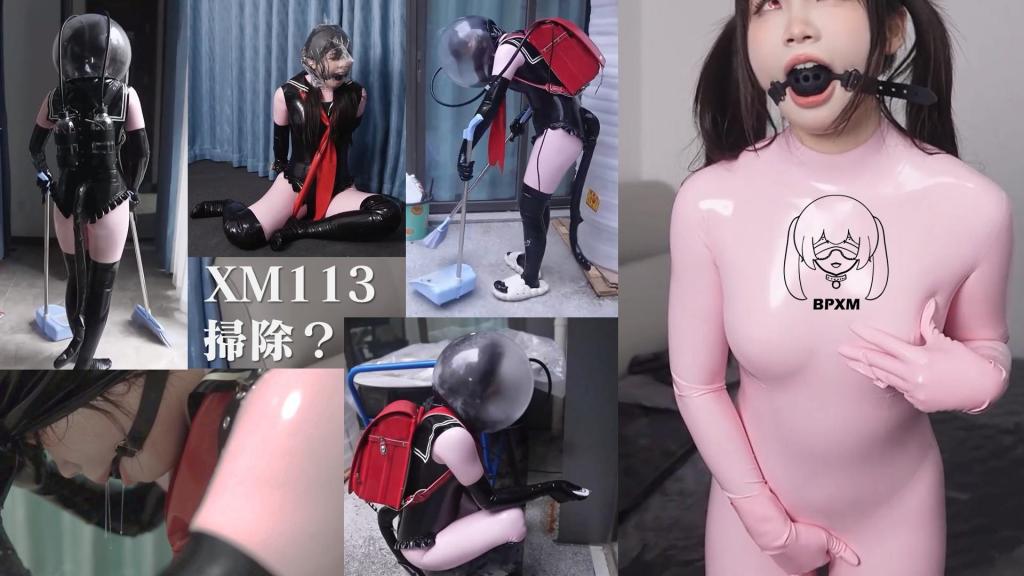 【小萌同学】粉色颈穿乳胶衣加泳装猫猫套装，二氧化碳地狱，呼吸抑制打扫卫生，呼吸控制头晕到极限，最后塑料袋极限挣扎无助大喊窒息... 网盘html的格式改为rar<br>可能有些朋友已经注意到了，我们搬工作室啦！新工作室比以前大得多，但是因为很久没用了，到处都是灰尘，需要彻底清洁一下。小萌酱说她想把工作室打扫得一尘不染，但她自己却是个有洁癖的人。“我不想弄脏自己去打扫，而且我绝对受不了吸入灰尘和霉菌！”所以，她想出的办法就是全副武装。<br>首先是一件全新的粉色橡胶紧身衣。它是全封闭式的，从脖子处开始，背部和裆部都没有拉链！搭配粉色橡胶手套和袜子，脖子以下的皮肤都被完全覆盖了。不过，这件紧身衣似乎有点紧，穿上后我的身体几乎立刻就开始发热。甚至还没开始清洗，我就忍不住抚摸自己，还拿出了振动器……<br>痛苦地扭动了一会儿后，她套上了一件黑色橡胶猫咪服，罩在粉色紧身衣外面，然后戴上了一个泡泡头盔。这终于完成了完全密封的状态。头盔通过软管连接着一个气泡瓶，瓶内的水可以过滤空气——这看起来是个完美的计划。然而，她没有意识到气泡瓶需要一个止回阀，而且由于头盔内的容积会随着呼吸而变化，从瓶子里吸气会非常困难。最终，仅仅简单清理了一下，小萌就因为缺氧而头晕目眩，计划以失败告终。<br>为了解决她的呼吸问题，我准备了一个一体式气泵，接上软管，塞进她的背包里。当头盔里的氧气不足时，她只需启动气泵，吸气呼气几次，就能排出二氧化碳，补充新鲜空气。唯一的缺点是气泵没有电池，需要电源插座。每次清洁头盔的间隙，小萌都会气喘吁吁地跑到插座旁，插上电源，用遥控器给自己“充电”……那场面真是滑稽又好笑，就像一个电池老化的机器人女仆，不得不频繁地返回充电站充电一样。<br>“充电”——不，通风时间太长，大大减慢了清洁进度。所以我把她带回室内，把她的双手反绑在背后，然后交替地用完全密封的气泡头盔和塑料袋“惩罚”她。下次，我希望她能忍受更长时间的缺氧，缩短通风时间，并彻底清洁干净……