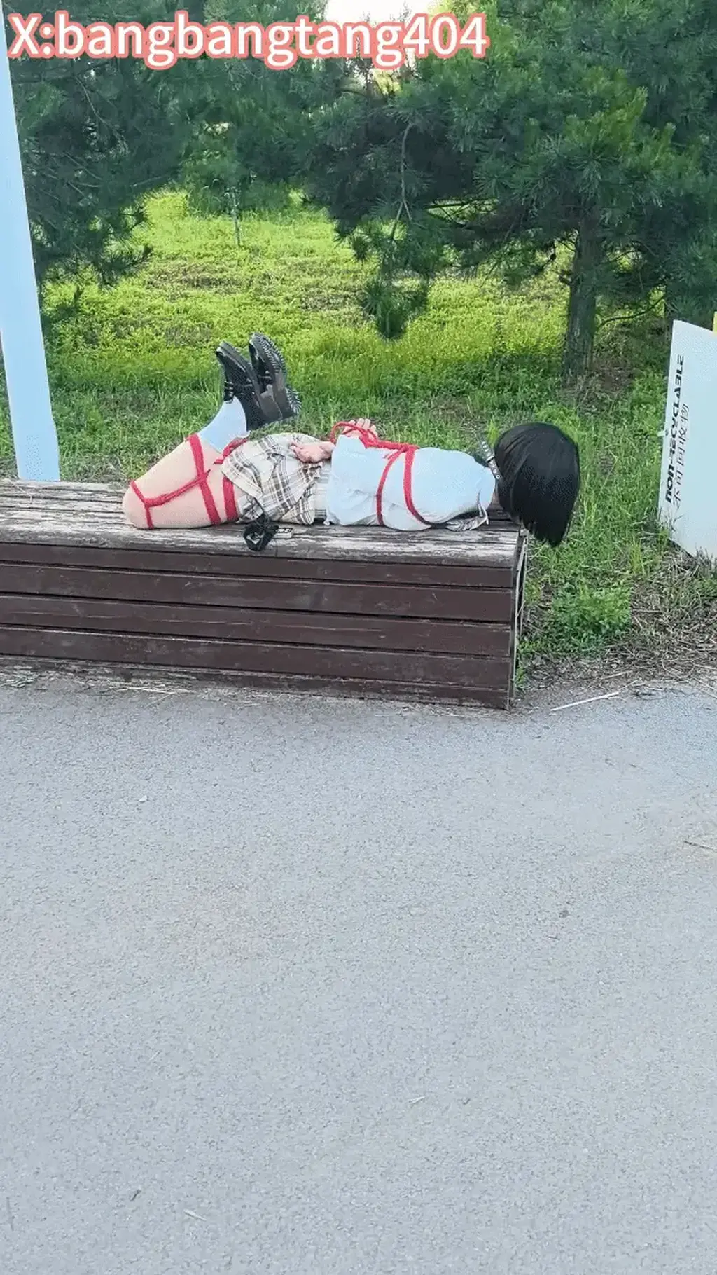 【糖糖工作室】（脱缚训练失败惩罚）JK伪娘长椅M腿折叠捆绑+口球电击无法逃脱，最后震动棒强制高潮 【脱缚训练失败惩罚】JK伪娘长椅M腿折叠捆绑 口球电击无法逃脱，最后震动棒强制高潮<br>兄弟们，这次是一次真正的脱缚训练惩罚视频！穿着JK制服、肉色丝袜 白色棉袜的伪娘被主人捆绑在球场外破败的长椅上——后手五花大绑   M腿极致折叠固定。因为长椅又窄又破，上面布满尖锐倒刺，她根本不敢大幅度挣扎，否则就会被扎得满身是伤，更别说翻身脱缚了。主人给她戴上大号口球（口水止不住地流），然后开启郊狼电击器疯狂电击！小伪娘被电得全身紧绷、不断发出被口球堵住的呜咽惨叫，却因为害怕倒刺而无法有效挣扎，只能无助地扭动身体承受痛苦……脱缚训练彻底失败！<br>主人见她逃不掉，直接加大惩罚力度，拿出震动棒对准鸡鸡全力震动……<br>在电击 震动双重惩罚下，这只JK伪娘最终彻底崩溃，在长椅上被强制高潮，浓精喷射而出！核心看点：<br>•	真实脱缚训练失败惩罚流程<br>•	破败长椅 倒刺带来的真实疼痛与限制<br>•	M腿折叠固定 无法翻身的极致无助感<br>•	大号口球流口水   郊狼电击抽搐<br>•	震动棒最终惩罚强制高潮<br>这是一部兼具拘束感、疼痛感、无力感和强制高潮的硬核调教视频！ <br>喜欢脱缚训练、M腿捆绑、口球、电击惩罚、强制高潮的兄弟，这一部非常值得一看！<br><span style='color:#b0b0b0;'>[隐藏文字，购买后可见]</span>