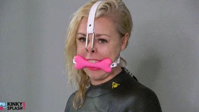 Lucy's Kinky Wetsuit Gas Mask Strip &amp; Cum Pole Dance 我穿着最爱的亮粉色高跟鞋，昂首阔步地走进来，准备玩点刺激的。首先，我夹上我的四叶草乳夹——哎哟，夹得真疼——然后我戴上粉色骨质口塞，上面还挂着一个可爱的小猪鼻子钩。你知道我喜欢这种放荡不羁的造型。<br><br><br>接下来，我戴上厚厚的俄罗斯冷战时期橡胶防毒面具……音乐一响，我就嗨翻了！我扭动着身体，旋转，扭臀，摇摆，在钢管上扭来扭去——当然，中间也出了点小失误，哈哈！我的紧身衣里热得像蒸笼一样，汗水顺着衣料往下滴，我的私处也湿透了。跳舞的时候，我用手捂住面具的通气管，蒸汽从里面涌出来，我随着每一个动作呻吟，这感觉更加刺激。<br><br><br>歌曲结束时，我瘫倒在钢管脚下，气喘吁吁——隔着潜水服用力抚摸自己，直到疯狂地高潮。我摘下又热又湿的防毒面具，口水顺着潜水服流了下来。场面混乱，却又无比刺激，真是太他妈火辣了。你会爱上这每一个疯狂的瞬间。<br><br>