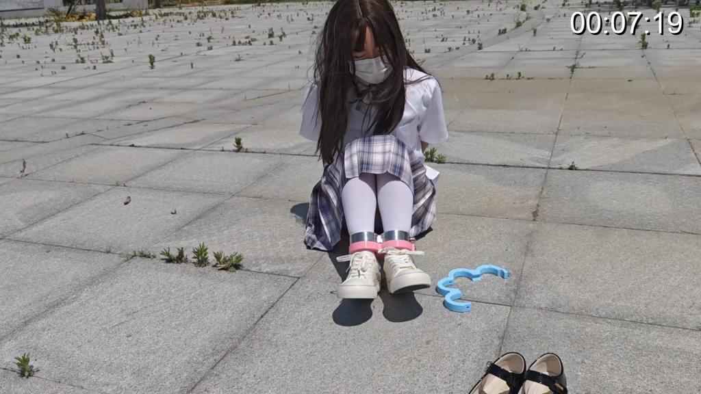 苏苏_JK户外三副葫芦铐换三双鞋艰难蹦跳寻找钥匙挑战 端午节快乐～苏苏手用绳子绑在背后，只绑手腕并在中间收紧，方便开锁但没法自己解开。脚腕上戴三个葫芦铐，钥匙朝着3个不同的方向用力扔出去，然后去找钥匙并打开脚腕上的锁。还不时的将钥匙踢开调戏苏苏，每打开一副就换一双鞋子，最终苏苏能不能完成挑战呢。<br>定拍/原味/赞助 qq3975334131，价格优惠，重口勿扰～<br>招聘女生同好/模特，坐标江苏，有意向的宝子可以 qq3975334131沟通交流～<br>苏苏的3D打印小店开业啦～视频中同款打印镣铐道具都在小店哦，有喜欢的宝子们可以来咨询物色哦，总有一款适合你～<br>有意3D镣铐枷锁等道具的宝子 qq3975334131，欢迎交流～