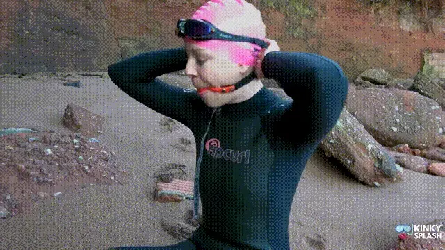 Wetsuit, Waves and KINK: A Swimmer’s Unexpected BONDAGE Adventure 这是一个狂风暴雨的日子——只有真正的开放水域爱好者才会选择在这种天气下游泳。狂风怒吼，海浪翻滚，我挤进紧身的潜水服，戴上泳帽和泳镜，准备挑战冰冷的海浪。就在我离开翻腾的海水时，一个东西吸引了我的目光——半埋在海藻中的神秘黄色袋子。出于好奇和一丝兴奋，我把它捡起来，冲洗干净，然后往里窥视……我简直不敢相信自己的眼睛。里面装满了各种情趣玩具：手铐、鞭子、绳索，甚至还有一个口塞——就像某个性癖怪咖落荒岛时留下的玩具包。沙滩上空无一人，肾上腺素飙升，我找到一个僻静的沙丘，把所有东西都摊开。我无法抗拒。我隔着潜水服用鞭子抽打自己，享受着每一次抽打带来的刺痛和闷响。我绑住脚踝，塞住嘴，沉浸在幻想中，感受着口水顺着潜水服流淌。最后，我把手铐反铐在背后，臣服于束缚。然而……现实袭来。包里没有钥匙。我被铐住、堵住嘴，绑在沙滩上，穿着湿透的潜水服扭动着身体，惊恐万分。会有人发现我这副模样吗？刺激与恐惧交织在一起，令人难以承受。这是一场狂野的、身着潜水服的BDSM幻想，模糊了快乐与危险的界限。为了营造真实、原始的氛围，影片在真实的暴风雨天气下于户外拍摄。