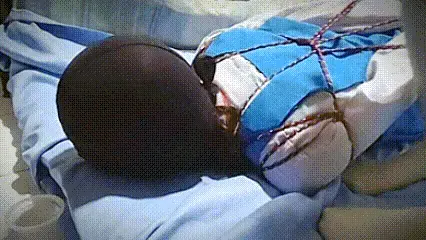 【马来西亚校服姐妹花之女王与女奴】第三集（上）：原味黑丝包头到脏白袜羞辱！妹妹挣扎30分钟后彻底精疲力尽的客厅反省 【本集剧情简介】：<br>调皮不听话的妹妹，这次终于把姐姐的耐心消磨殆尽。姐姐冷着脸把她带到客厅，直接用最严苛的驷马捆绑将她彻底锁死。绑好之后，姐姐甚至没有马上离开，而是穿着好几天没洗的肮脏白袜，毫不留情地踩踏在妹妹的身躯和娇嫩的脸颊上。随后，姐姐完全无视了妹妹的呜咽，径直走去一旁办公，将妹妹独自丢在冰冷的客厅里。<br><br>在漫长的挣扎期间，妹妹体验到了真正的绝望：她的整个头部被姐姐脱下的肮脏原味黑丝死死包裹，嘴里塞着硕大的鲜红口球，将她娇小的嘴巴撑到极限。口水不断直流，却因为黑丝织物上堆积的污垢和汗水死死堵住而无法流出，只能又脏又臭地大面积堆积在嘴部和脸上。<br><br>被驷马捆绑的妹妹不安分地疯狂折腾，求生的本能让她整整挣扎了30分钟，直到精疲力尽，才终于奇迹般地挣脱了手与脚之间的连接。然而，这并没有带来自由——她的双手依然被死死反绑在身后，而身体早已一丝力气也没有了。此时的妹妹防线彻底崩溃，眼里满是绝望，她不再妄想逃跑，现在她唯一的奢望，就是祈祷办公完的姐姐能走过来，亲手解救她……<br><br>【全网接单 / 业务范围】<br>【原味贩售】：视频中出镜的原味/道具限量出售。<br>【深度网调】： 长期招收男女奴，若调教合适可约现实。（免费）<br>【线下约拍】： 仅限马来西亚本地（接约拍/同城体验）。<br>【团队扩招】 目前团队2女1男，生活工作两不误，每周定期聚会。长期招募同城/线上优质「主/奴」加入。<br>【联系方式（来意备注：约拍/定拍/体验/网调/原味）】<br><br>微X： Rina_031205<br>TG飞机： @chinesebondagebdsm