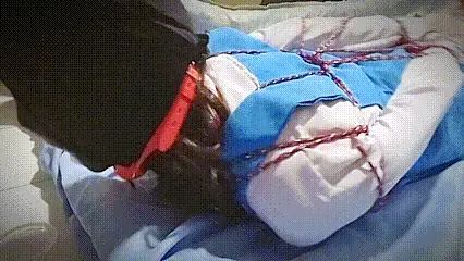 【马来西亚校服姐妹花之女王与女奴】第三集（下）：原味黑丝包头到脏白袜羞辱！妹妹挣扎30分钟后彻底精疲力尽的客厅反省 【本集剧情简介】：<br>调皮不听话的妹妹，这次终于把姐姐的耐心消磨殆尽。姐姐冷着脸把她带到客厅，直接用最严苛的驷马捆绑将她彻底锁死。绑好之后，姐姐甚至没有马上离开，而是穿着好几天没洗的肮脏白袜，毫不留情地踩踏在妹妹的身躯和娇嫩的脸颊上。随后，姐姐完全无视了妹妹的呜咽，径直走去一旁办公，将妹妹独自丢在冰冷的客厅里。<br><br>在漫长的挣扎期间，妹妹体验到了真正的绝望：她的整个头部被姐姐脱下的肮脏原味黑丝死死包裹，嘴里塞着硕大的鲜红口球，将她娇小的嘴巴撑到极限。口水不断直流，却因为黑丝织物上堆积的污垢和汗水死死堵住而无法流出，只能又脏又臭地大面积堆积在嘴部和脸上。<br><br>被驷马捆绑的妹妹不安分地疯狂折腾，求生的本能让她整整挣扎了30分钟，直到精疲力尽，才终于奇迹般地挣脱了手与脚之间的连接。然而，这并没有带来自由——她的双手依然被死死反绑在身后，而身体早已一丝力气也没有了。此时的妹妹防线彻底崩溃，眼里满是绝望，她不再妄想逃跑，现在她唯一的奢望，就是祈祷办公完的姐姐能走过来，亲手解救她……<br><br>【全网接单 / 业务范围】<br>【私人订制】： 想看什么小说/视频，直接私信<br>【原味贩售】：视频中出镜的原味/道具限量出售。<br>【深度网调】： 长期招收男女奴，若调教合适可约现实。（免费）<br>【线下约拍】： 仅限马来西亚本地（接约拍/同城体验）。<br>【团队扩招】 目前团队2女1男，生活工作两不误，每周定期聚会。长期招募同城/线上优质「主/奴」加入。<br>【联系方式（来意备注：约拍/定拍/体验/网调/原味）】<br><br>微X： Rina_031205<br>TG飞机： @chinesebondagebdsm