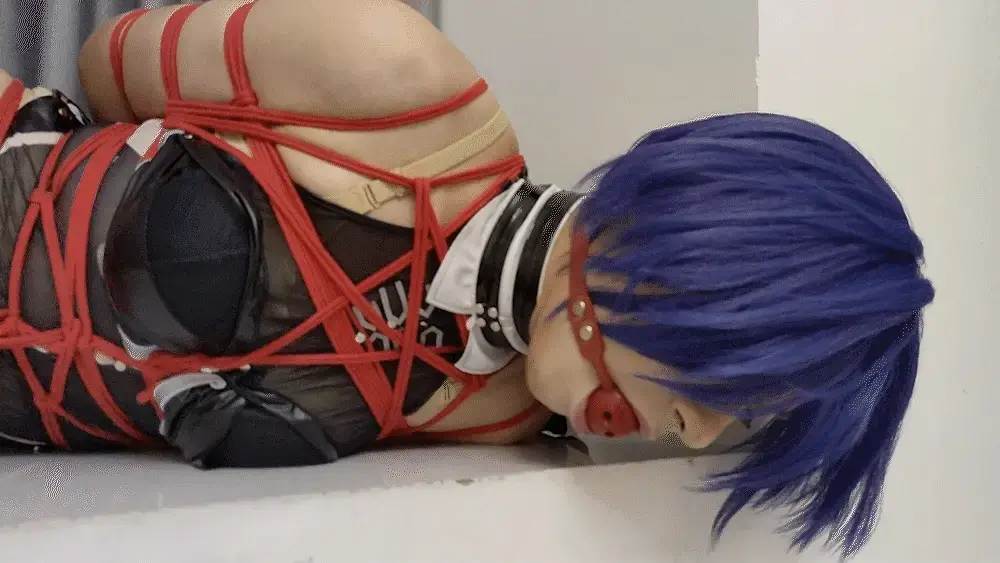 普罗米娅大人的紧缚巡礼 高颜值coser，绝区零清道夫普罗米娅大人，全身都是红绳的挣脱挑战，全身的束缚加上口球的约束，普罗米娅大人能否挣脱成功？