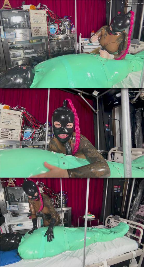 Rubber Facesitting, Sounding &amp; Oral! 片名：Rubber Facesitting, Sounding & Oral!<br><br>这个是男M片，请喜欢此类的朋友购买，谢谢<br><br>This session is all about rubber.<br>I’m wearing a rubber hood and a transparent rubber catsuit. Meanwhile, the rubber-fetish guy starts out tightly restrained inside a medical-green rubber sack.<br>First, I put on a pair of transparent rubber facesitting pants over my catsuit and slowly sit down on his head. These pants have no opening, so the inside becomes very air-tight. His face is completely wrapped in rubber, making breathing quite restricted.<br>While sitting on his face, I control his breathing rhythm. In the middle of that situation, he also receives my “holy water” directly into his mouth.<br>After that, we briefly play with urethral sounding. It had been quite a long time since the last time, so this part is kept fairly light.<br>For the final scene, I slowly perform oral play on the rubber shaft inside the rubber sheath pants, finishing directly in my mouth.<br>If you enjoy rubber aesthetics, facesitting dynamics, and medical-style play, this scene has a very dense fetish atmosphere.<br><br>本次会议的主题就是橡胶。<br>我戴着一个橡胶头套，穿着一件透明的橡胶连体衣。与此同时，那个橡胶恋物癖者一开始被紧紧地束缚在一个医用绿色橡胶袋里。<br>首先，我在紧身连衣裤外穿了一条透明的橡胶贴脸裤，然后慢慢坐在他的头上。这条裤子没有开口，所以里面变得非常密闭。他的脸完全被橡胶包裹着，呼吸相当受限。<br>当他脸朝下坐着时，我控制着他的呼吸节奏。在这种情况下，我还直接把“圣水”灌进他的嘴里。<br>之后，我们简单练习了一下尿道探查。由于上次练习已经过去很久了，所以这部分练习保持得相当轻松。<br>在最后一幕中，我慢慢地在橡胶护套裤内的橡胶轴上进行口交，直接在嘴里完成。<br>如果你喜欢橡胶美学、面接动态和医学式玩法，那么这个场景充满了浓厚的恋物癖氛围。