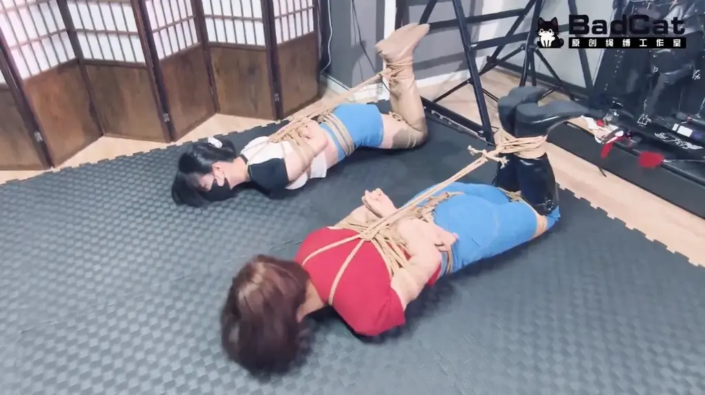 【BadCat】【妙妙X依依X多比】【多人特摄剧情】【DID遇险少女】【美少女假面在挑选婚纱前一天惨遭双恶灵少女捆绑羞辱】【被玩弄的时候被迫和男友通电话】【出售原味】 大家好，我们是BadCat工作室。求关注 求关注！！！<br><br>【最新资讯】<br><br>工作室目前紧急招收女生绳模 有意的请联系 QQ 2723822894（一定要是女生）<br>工作室新开设 伪娘摄影 cos/女装捆绑摄影 等服务 白菜价格 有兴趣的欢迎咨询<br>捆缚模特目前三位  妙妙  依依 多比（长期接受定制 线下也可组合实践）<br>伪娘绳模 雪碧喵 小零 也可以接受定制 <br><br>【工作室简介】<br>* badcat工作室 坐标辽宁鞍山 <br>* 有专业的男女绳师 可提供专业定拍和体验 <br>* 未来会向cos拍摄 绳屋方向发展 <br>* 女生线下只做S 想线下捆她们的就不用问了 <br><br>目前其他平台的盗版视频日益猖獗 我们这个小作坊还是希望大家能够多多支持！<br>BADCAT 工作室专用QQ 2723822894  业务咨询 线下体验等事务 欢迎加他<br>女生个人VX 会收门槛 希望理解！<br>【工作室推特】@surelovemeng 工作室X刚刚成立 喜欢的宝宝欢迎关注！！<br><br>【本作内容】<br>本作来自粉丝定拍 依依饰演一名上班族的美少女假面 因封印恶灵不当 被恶灵附身在了同事身上<br>之后依依变身美少女假面 想要封印恶灵（本喵） 却不料 恶灵找来帮手（多比） 两人合力制服了依依<br>这个时候 美少女假面的男友打来电话 依依只能以自己加班为由 一边被捆绑玩弄 一边打电话<br>之后两人变本加厉的欺负依依 一边用她的变身道具玩弄她的下面 一会把她吊起来 踩在指压板上<br>就在两个人玩的正爽时 男友又打来电话 依依只能哭着敷衍 最后多比想用炸弹炸死依依 恶灵（本喵）却不想伤害她<br>（本喵的角色其实是一个只爱恶作剧的恶灵 并不想伤害别人 ）后来被多比打晕 接下来的结局如何 大家自己看吧<br>本次拍摄了整整一天 大家都很用心的准备和拍摄 剧本也是改了又改 本喵知道大家其实更多想看色色的内容<br>但是我们这个剧组 又偏偏是想在这些剧情里面 加一些有趣和实质性的内容 也算是一种尝试吧<br>无论什么角色  我们都想尽量还原 表哥也是做了很多特效 也希望大家多多支持哦！<br><br>【定拍/体验需知】<br>本工作室定拍 一律不露脸（戴口罩/眼罩）<br>只拍摄的都是一些清水擦边的作品 大尺度的内容 就不必询问了 <br>目前主做cos 剧情 百合等内容 最低600就可以订拍！<br>我们只是因为爱好并且想分享出来赚点零花钱而已，那些想歪的和喜欢大尺度的就不用联系我们了！<br>拍摄时间双方商量确定 决定定拍后 需要交付定金 方便我们安排拍摄时间<br><br>PS:工作室定拍收取的订金 一旦收取 没有特殊原因是不予退还的 这里必须说清楚 望各位定拍的粉丝知晓<br>定金的目的就是约束双方履行承诺的 如果真的因为后续原因 客户资金不足或其他原因 那只能按客户跑单计算<br>如因本工作室原因 会予以部分补偿 或全额退款 <br><br>关于体验 <br>本工作室本着健康约绳 释放压力为主 可提供部分恋足等内容的服务 但不要提什么裸露哪里的，这是线下体验，不是别的！<br>还有地区太远想考虑下的什么的也请想清楚能不能来，再联系我！我们在辽宁鞍山！！ 重点 在辽宁 鞍山鞍山！！<br><br>工作室对于男女绳师 约绑的费用是不同的 <br>现在专门推出男绳师捆绑服务 最低300起约 欢迎咨询！<br>如有伪娘CD TS等女装需求 服装请自备！<br><br>【招聘信息】<br>工作室长期招聘 鞍山本地及周边合作的模特 互勉/有偿均可 详情欢迎咨询！<br>伪娘这边应聘绳模是没有工资的，但如果相貌身材优秀的话，是可以长期互勉拍摄的，能接受的联系我！不能的话就免开尊口啦！<br><br>【赞助/联系我们】<br>工作室紧缺cos服，有想看cos捆绑的可以尽情赞助<br>其他大型道具 或者金属皮具 想看我们使用的 也欢迎联系我们！<br>BADCAT 工作室专用QQ 2723822894 <br><br>【写在最后】<br>【BadCat专用麻绳】现也对外出售 品质绝对过关，有需要的朋友欢迎联系我们。<br>【BadCat原味丝袜】黑丝白丝肉丝都有，包括视频里和塞嘴里的，有需要的朋友也可以联系我们，加好友时留言妖狐吧原味，可享原味包邮服务，每人限一次哦！<br>联系方式统一加QQ：2723822894  仅限业务咨询 想加VX的需要门槛  闲聊勿扰！