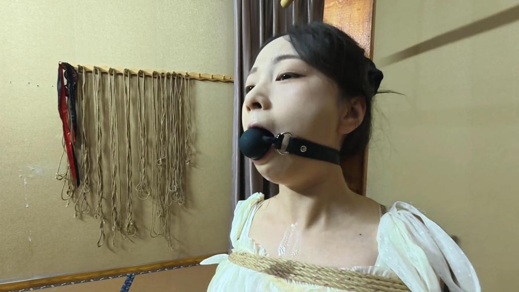 山鬼工作室 动动深喉口球老虎凳定拍 上集 坐标浙江嘉兴 欢迎同城以及附近女生线下约绑、约调（不绑男生，如约绑、约调男生勿扰）<br>联系QQ532296991<br>推特@shenghuanzhiyu<br>如果你向往被绳网束缚，有过支配与臣服的幻想，却因缺少相同爱好的伙伴而却步，作为同好，愿为你提供专注的线下体验。始终以安全与尊重为先，全程基于充分沟通、明确共识与必要防护，严格守护你的身心界限。让你安心释放深藏想象，期待在信任中与你共赴这段旅程。<br><br>视频简介：山鬼工作室定拍作品，动动被绑在 老虎凳上，挠脚心 深喉口球折磨，还有双环口环加持，不停干呕，还有柠檬汁刺激口水分泌。