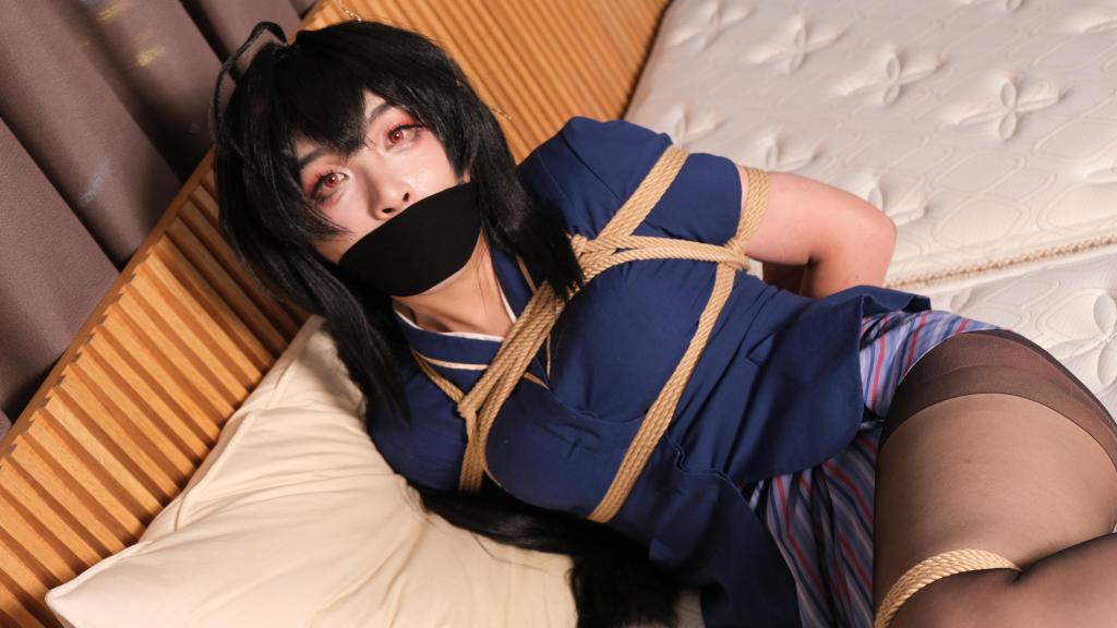 「伪娘小清」小男娘coser被绑架后换上了空姐制服，无助地挣扎 在经历了漫长而徒劳的抗争后，她耗尽了最后一丝力气，眼神逐渐失去了焦距。最终，她彻底放弃了，在无声的绝望中接受了自己无法逃脱的命运...<br>我是清酱，是一个爱穿丝袜的小男娘~<br>喜欢本小男娘的视频的可以私信哦，接定拍照片、视频~江浙沪可约拍；纯绿色不玩重口的哦不喜勿扰谢谢理解。<br>Q<span style='color:#b0b0b0;'>[隐藏文字，购买后可见]</span><br>百度云密码<span style='color:#b0b0b0;'>[隐藏文字，购买后可见]</span>