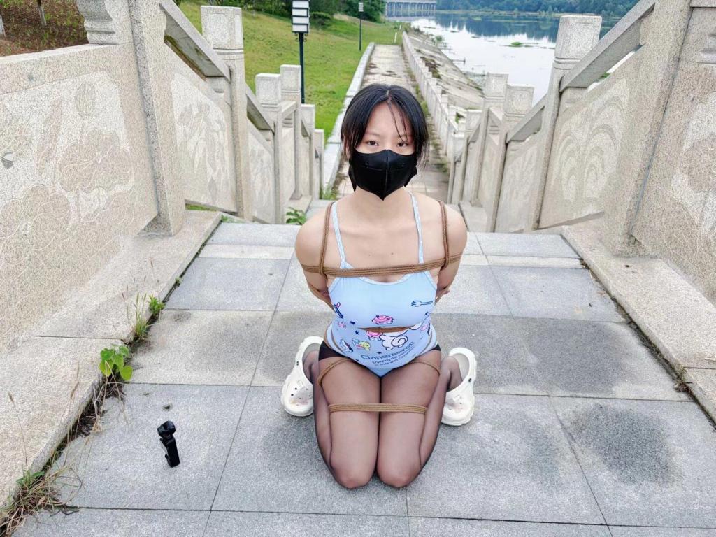 泳衣户外捆绑 在家里绑好以后，到户外散步，没想到遇到个大叔，走过去了还在回头看解压密码「auntgzs」