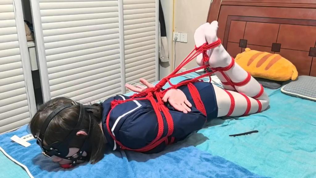 [里希]驷马紧缚玩弄，捆绑高潮，放置逃脱 由于自白太过杂鱼被榨了一发后就光速歇逼撤离了战场，只能留下里希一个人在房间里让绳师尽情宣泄心中的欲望～<br>给里希穿上诱人的死库水和白丝，蒙上眼睛和堵嘴，再用红绳绑成驷马死死勒紧，这样就可以让里希发出甜美的叫声了。和自白一样敏感的身体，被紧缚的部分只是简单接触就会有舒爽的感觉。脚心更是如同开关一碰就叫，最重要的是只要在震动棒的压榨下就会源源不断的高潮发射。真是让人忍不住产生一种想要玩坏的感觉呢<br><span style='color:#b0b0b0;'>[隐藏文字，购买后可见]</span>