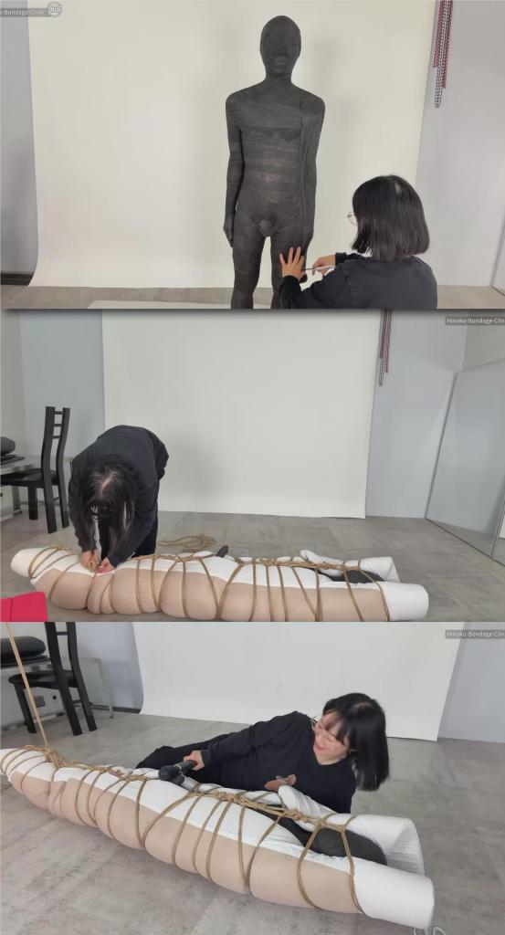 Vet Wrap Mummy Futon Hang!? 片名：Vet Wrap Mummy Futon Hang!?<br><br>这个是男M片，请喜欢此类的朋友购买，谢谢<br><br>First, the entire body is carefully wrapped in vet wrap. This time, special attention is given to the hands—each finger is wrapped, the arms are wrapped individually, and then fixed tightly against the torso. Everything is extremely snug.<br>After that, on a whim, the body is wrapped even further in a futon, then bound from top to bottom with rope and lifted.<br>At the end, vibrator stimulation leads to ejaculation twice.<br><br>首先，整个身体被仔细地用兽用绷带包裹起来。这次，特别关注了手部——每个手指都被包裹起来，手臂也被单独包裹，然后紧紧固定在躯干上。一切都包裹得非常严实。<br>之后，一时兴起，尸体被进一步裹进被子里，然后用绳子从头到脚绑起来，再被抬起。<br>最后，振动器刺激导致两次射精。