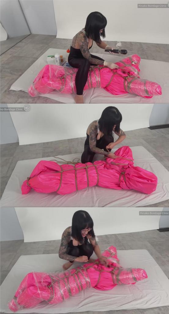 Bag Shibari handjob 片名：Bag Shibari handjob<br><br>这个是男M片，请喜欢此类的朋友购买，谢谢<br><br>I slipped the bag-loving guy into a satin bag, leaving only his genitals sticking out. The body stays hidden, with just that part exposed—there’s something irresistible about it.<br>Since he could still move a bit, I tightened things up with rope and wrapped him down. Finished it off with a gloved handjob and an electric massager.<br>Hidden body, nowhere to escape the stimulation. Simple, but seriously addictive.<br><br>我把那个喜欢背包的家伙塞进一个缎面袋里，只留下他的生殖器在外面。身体被藏了起来，只有那部分露在外面——这真是让人无法抗拒。<br>由于他还能稍微动一下，我用绳子将他绑紧，并包裹住他。最后，我戴着手套为他打手枪，并用电动按摩器按摩。<br>隐藏的身体，无处可逃的刺激。简单，但极易上瘾。