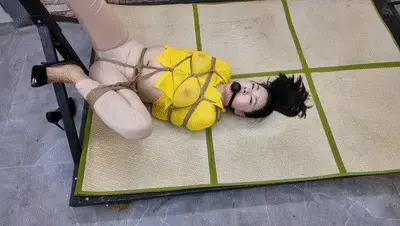 背判大哥的下场 解压密码mysy<br>此定拍经客户授权发布,特感谢,雅思因背判大哥,大哥雇用社会上的打手把她内衣内裤脱掉,真空单腿吊起来,另一个盘腿缚通过胸下绳连上股绳,盘腿只要挣扎下压,股绳勒的B疼,大哥看她不老实,把丝袜塞入她的嘴里,在塞入一个大口球,并暗示雅思,20分钟如果能逃脱,饶了她,如果逃脱不了,将用绳子处于她饺刑.<br>线上定拍线下可约拍,只定拍绿色视频,可接受赞助定拍和收藏版权定拍,业务咨讯qq3094769038非诚勿扰<br>