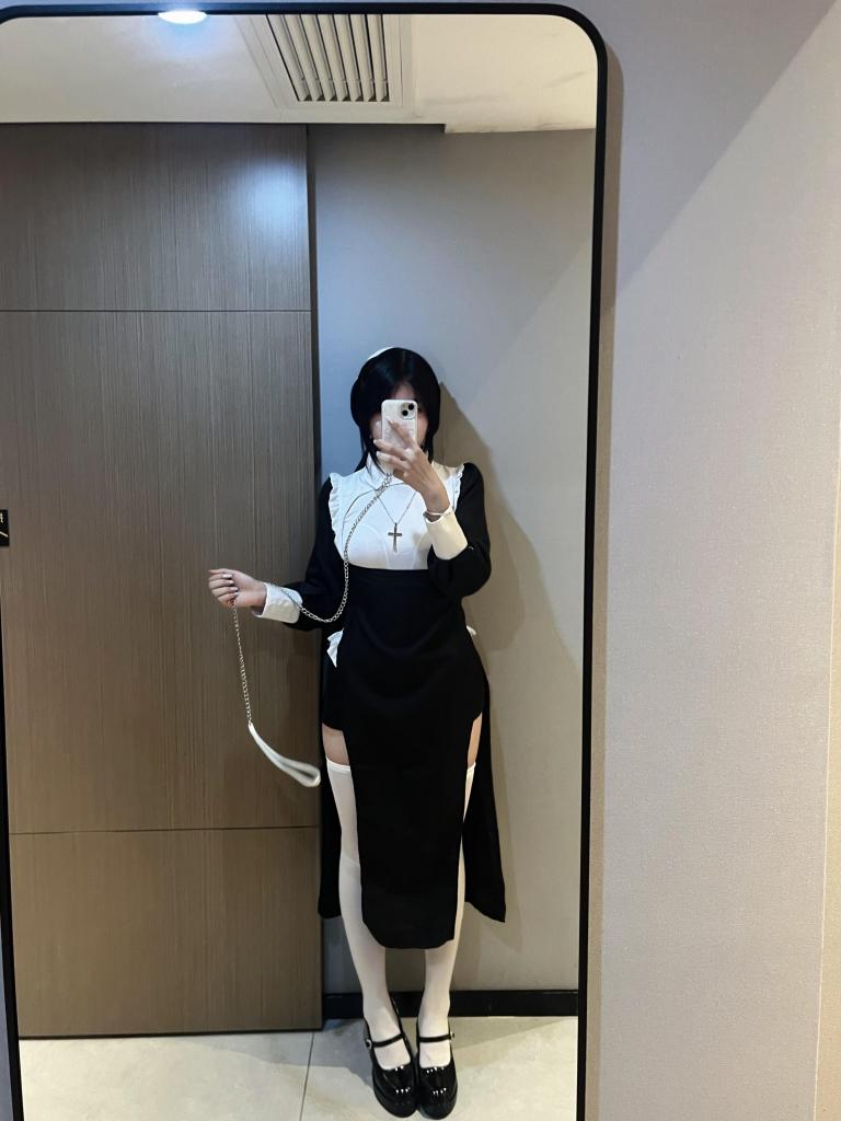 小鸟cos修女首次尝试k9套装 这次的小鸟穿上了白丝修女服，首次体验被k9套装拘束成小狗，内容包括爬行；sp；接受藤条，戒尺，蛇鞭的交替鞭打，抽脚心等，这期内容不是很多以体验为主，所以本期定价较低<br><br><br>百度网盘压缩包解压密码购买后显示<span style='color:#b0b0b0;'>[隐藏文字，购买后可见]</span>务必下载到本地再解压！<br><br><br>新手工作室，大学生为爱发电随手拍摄，视频质量如果不是很好的话希望谅解一下 在此致歉<br>未来暂定拍摄方向为cosplay,lolita两大主流方向，有什么想看的角色也可以和我提意见<br><br><br>诚招江苏常州及周边江浙沪一带的模特，待遇从优，有意向可以加Q:1554256092 备注来意<br><br><br>接服装赞助，定拍，线下体验等项目，联系方式同上<br><br><br>工作室处于试水期，现在提供服装赞助或拍摄材料即可定拍一些不太过分的内容，具体情况可以私下交流