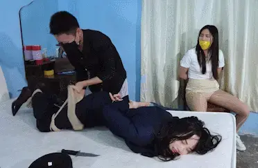 【樱束原创】《举报的下场》女主人因为写举报信被歹徒入室捆绑在椅子上威胁报复！女保安接到投诉说家里动静太大前来查看也被歹徒威胁用丝袜捆绑起来.... 剧情简介：<br>定拍转公映！因影片版权为定拍用户所有只上部分精彩片段！<br>倒序方式。物业发现女保安上门未归。物业经理找上门去，第一人称入屋，先拍一圈。<br>女保安被双手双脚反绑，脚弯起来，一只鞋掉了，露出丝袜脚。黑丝袜套头，丝袜塞嘴，带着帽子，斜靠在墙边。<br>女主人也被反绑，肉丝套头，丝袜塞嘴。靠在床边，脚伸直，鞋子全掉。戴着帽子。<br>物业经理要近景拍摄，把他们头上的丝袜嘴里的丝袜全部摘掉掏空。<br>时间回到几小时前。<br>女主人刚从外面回来，就被尾随。然后被持刀劫持入室，歹徒要她交出举报信。女主人不肯，各种回怼。歹徒用丝袜塞嘴胶带封嘴，反绑在椅子上。然后去翻箱倒柜找举报信。女主人一直在椅子上挣扎。<br>动静大了，结果女保安敲门了，一看歹徒是陌生人，强行进屋，发现了女主人，然后被歹徒反绑堵嘴。帽子也掉了，然后绑了扔在床上使劲挣扎反抗......<br><br><br>樱束联系方式：QQ1565437 QQ5909437 官方邮箱：yingshuyc@gmail.com(记住邮箱回家不迷路)<br>统一解压密码：qq1565437 原老解压密码：qq2156176672<br><br>视频格式：MP4<br>分辨率：1080P<br>时长：29分钟<br>大小：1.6G