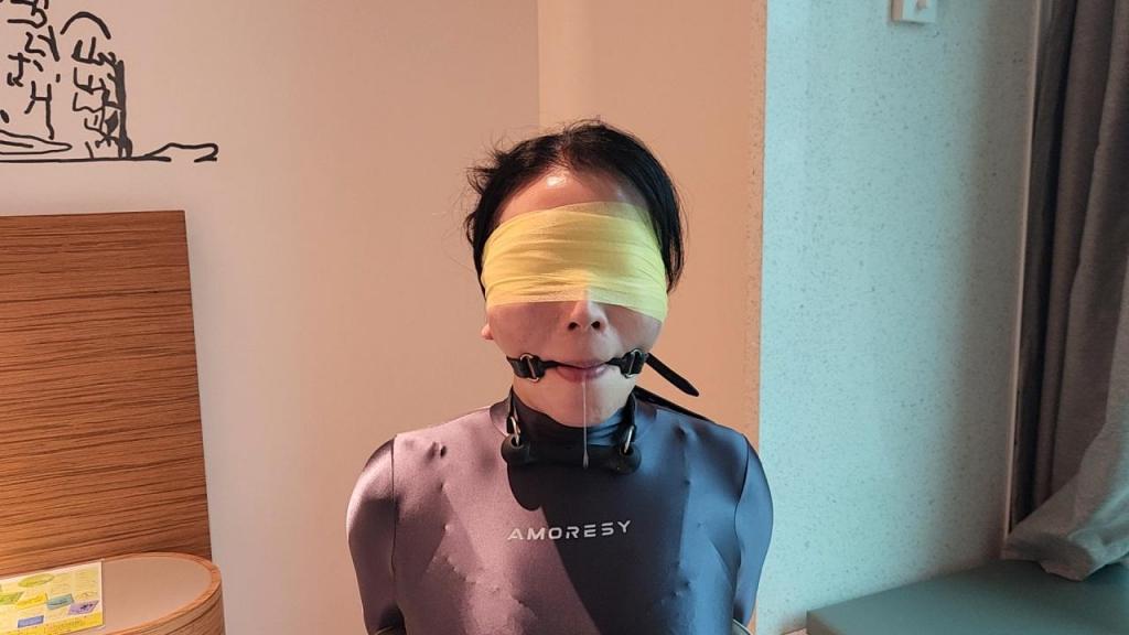 【不言】肉货-堵嘴尝试 好久没玩了，就着手里有的家伙事儿，实验一下rou货是否可以只靠嘴部和舌头、把嘴里的堵嘴物弄出来<br>结果还是我最喜欢的pvc胶带缠圈最可靠，再加上丝袜套头，可以说是滴水不漏<br>定拍qq:1615470756