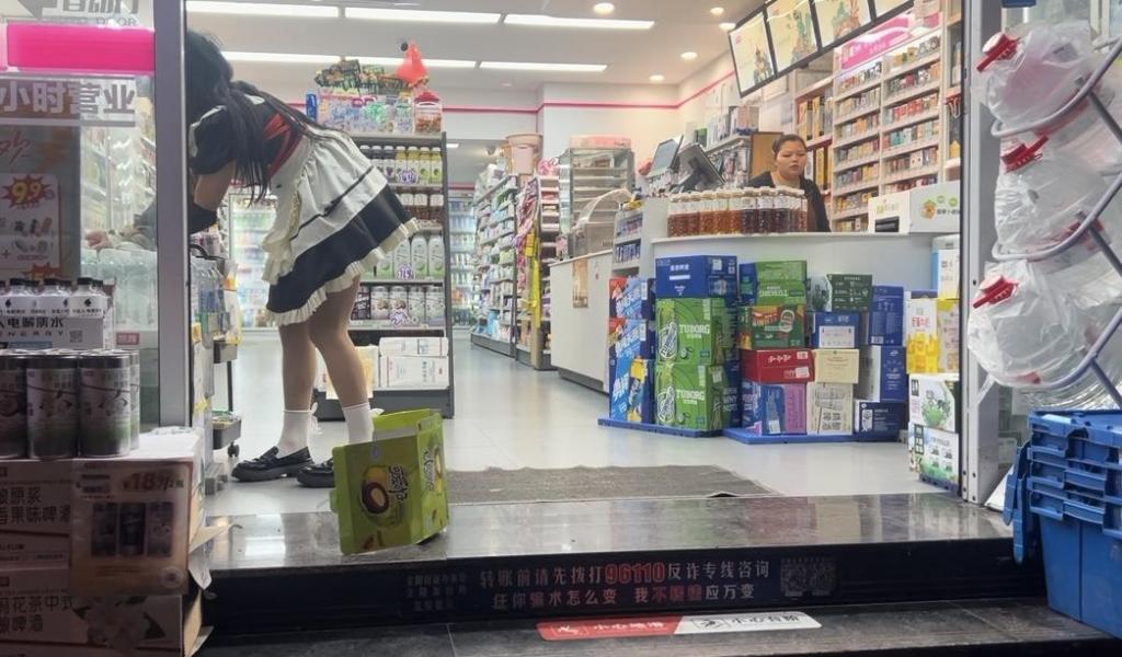 【小叶（猫又）女仆户外捆绑游行日记】【诚招贵阳附件女生模特】     在这里声明一下【桃花其实就是丝米作品里面的小叶也是猫又】有部分粉丝在问这个问题，以后都会用小叶这个id，同时也真的非常感谢大家的支持<br>本期是小叶女仆游行来啦，小叶这次身穿女仆装全身红绳捆绑非常明显，在城市道路上游行，很多司机路过和小电驴都诧异的在看着骚小叶，hhhh小叶的羞耻心到达了极点，<br>一路上小叶东张西望生怕自己被变态偷拍，但自己不就是男人的玩物吗？给我走快点，说完主人就推着小叶走.....<br>主人：这次带你去互动吧，你现在已经完全适应户外了<br>小叶：啊？那我该怎么做<br>主人：很简单帮你把手绑起来，然后去和便利店老板搭讪买东西<br>小叶:啊?不要啊主人求你，小狗还没有这么勇敢<br>主人：这可由不得你<br>随后小叶双手被绳子绑了起来做成了一个绳子手铐<br>刚进门老板就仔细打量着小叶，看着全身捆绑的小叶，大家说老板在想什么呢？<br>小叶：老老板<br>小叶：老...老板，这个多少钱？<br>老板：4快，小妹妹，你这个是什么造型啊？<br>小叶：我我在玩游戏呢，在做主人的任务<br>老板：哦哦我就说怎么被绑起来了<br>随后小叶疯狂逃离了便利店<br>主人：怎么样啊，刺激吗<br>小叶：好坏，吓死母狗了<br>主人：别着急啊，后面还有很多任务哦.......<br>随后小叶就带上了镣铐前往了人多的天桥上.....<br>【接定拍，接体验男女都可，包妆造。诚招聘贵阳及周边女生模特，可以试拍，期待您的加入】<br>【模特也接线下约绳，有喜欢小叶的绳师或者老板可以加联系方式问小叶】<br>联系方式qq：3864743700