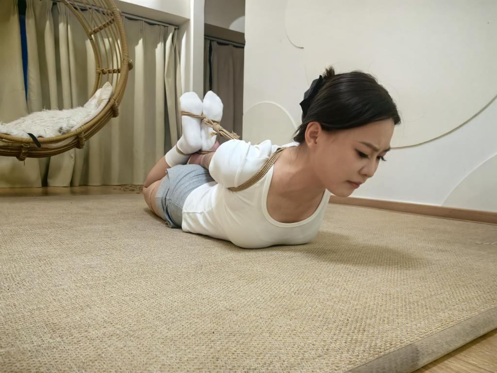 绳艺日常：超温柔的小恩，来一个最近蛮火的扎带自缚逃脱+极限直臂驷马+跪缚口球放置 超级温柔的小恩，发现自己可以用扎带把自己绑起来，突然来了电话....；在支臂驷马状态下，终于挠到了她的痒痒；防止过程中，差点被她挣脱了。真是一个神奇的妹妹<br>重要通知：<br>一： 近期QQ、微信常出问题，近期已经处理好，期间我联系过的、有定拍的、约拍的，联系 VX：Jfsy2019。<br>二： 个人原因，拍摄时间逐步减少，有兴趣接手工作室的，带着你的诚意。加我细谈~