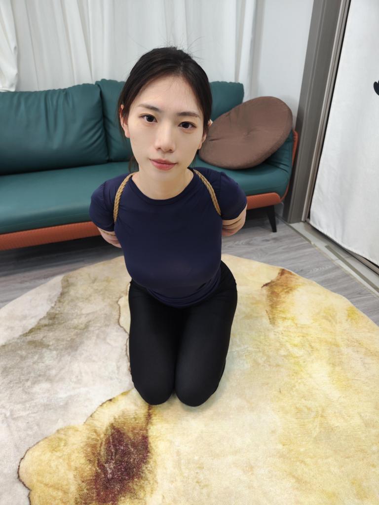 新模小莹五花 李大侠原创、小莹刚刚大学毕业，身材非常好，前凸后翘，柔韧性也不错，紧身衣更显身材，第一次就先捆的五花尝试一下、没想到皮肤吹弹可破，竟然出莎了，看来还是下手狠了...本工作室提供私人定制绳艺视频、定制绳艺体验、约拍模特、牢房体验、私人定制体验、剧本体验、出售配方麻绳、原味、另外招募绳艺模特、视频统一解压密码h123456 定拍联系QQ1642384671加我注明妖狐吧