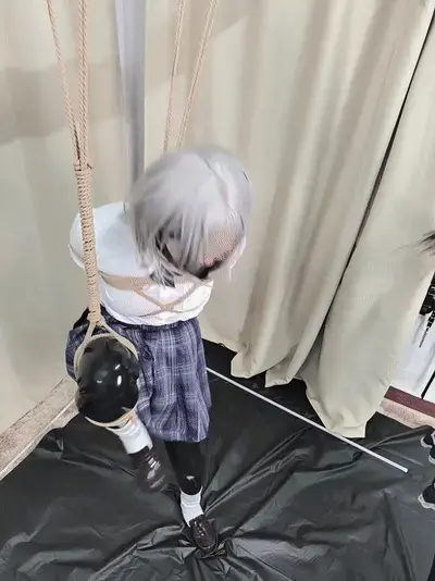 伪娘白毛乳胶带锁jk！M字吊起榨汁，电击棒棒进攻蛋蛋，扣扣机猛攻前列腺，单腿吊罚站！乳胶jk制服辣妹堆堆袜日式紧缚双重棒棒榨汁疯狂哦齁！ 乳胶学院的学生每天都要进行特殊训练，全身上下都要被开发成合格的rbq才可以毕业。<br>穿着堆堆袜和小皮鞋的脚被绳子高高吊起，身体也被挂在竹竿上。小m只能艰难地保持平衡，然而鞭子可不会让他好受，在不断的鞭挞下只能不断地挣扎晃荡。这就求饶了？这可不行，嫌弃裙子，呀锁倒是有好好戴着呢，那就用这个带电击的棒棒让你看看谁才是主人吧...<br>就在小m要受不了的时候，突然拿出扣扣机，对着前列腺猛击，一下就翻白眼了呢，可惜这还不是结束哦，m必须要全方位开发才行呢。那就解开锁，m字吊起来用双重棒棒让你彻底成为rbq吧......<br><br>链接下载后注意二次解压改后缀rar和mp4。购入后获取隐藏解压码：<span style='color:#b0b0b0;'>[隐藏文字，购买后可见]</span>    如有链接失效可以私信也可以联系Q：1390927543/496428510