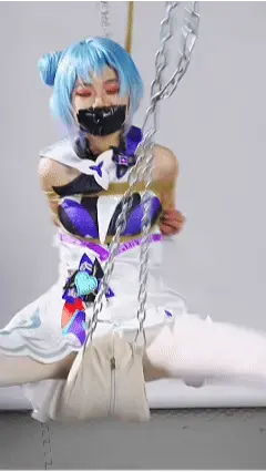 【惩戒学园】小乔凌空木马调教 时之魔女  木马调教 一字木马 空中秋千 时之魔女小乔战败，被放置在悬空PJ木马上接受耻辱调教，首先是M字分腿，让大腿与小腿折叠，只能小幅度展开，小乔小姐姐只能靠小幅引导来减少冲击力，之后将速度调大，尽量拉大妹子的大长腿，妹子只能靠身体大幅的延展来减轻冲击力。耻感， 痛感，快感，让小乔彻底沦为rbq