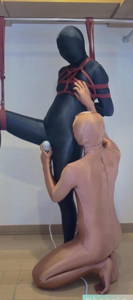 【︎✿小花︎✿】①BLACK ZENTAI BONDAGE 全包zentai华花，胸缚 单腿吊缚，被男伴用快乐棒强高折磨，附加奶头责。<br><br><span style='color:#b0b0b0;'>[隐藏文字，购买后可见]</span>