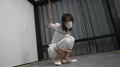 象人定拍-嗷嗷-护士系列2，并肘直臂，折腿放置，脚上穿着强制踮脚辅助器！ 为了惩罚嗷嗷，在她常穿的鞋码上，贴上防掉跟贴，使得鞋子变得很小<br>脚上再加上强制踮脚器，如果踩下，会有尖锐的小铁块顶着脚后跟<br>迫使折腿缚的嗷嗷，也只能踮脚来减轻痛苦，使得维持一个平衡<br>——————————————————————————————————————————————<br>因为百度云经常和谐，所以尝试双层解压，<br>解压密码：xiangren123 第一次解压文件后缀改为zip，<br>原密码再次解压以后，把后缀改成mp4 即可观看<br>切勿在百度云中直接观看，容易被和谐!!!!!<br>线上定拍线下约拍。<br>QQ：192370054（注明来意）