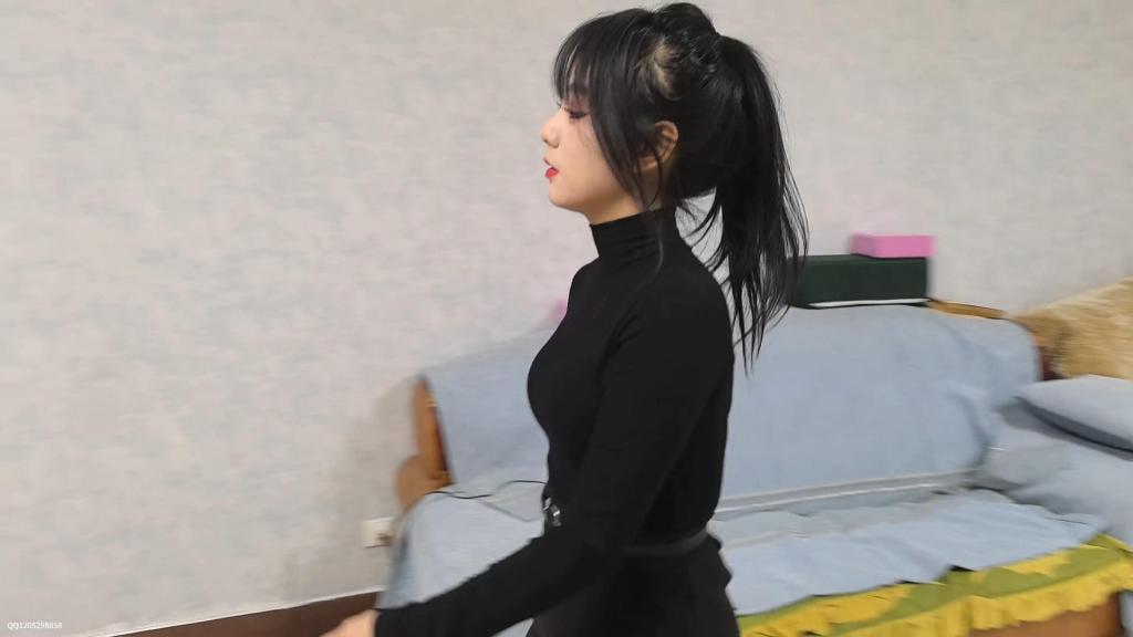 蝴蝶入室捆绑合集 精致工作室定拍，模特蝴蝶出演。<br>精致老哥沟通态度很好，给出的建议也很到位，大家可以多多考虑定拍。<br>大致剧情：蝴蝶穿着黑色连衣裙、肉色油亮丝袜，刚刚穿上黑色长筒靴，听到开门声便去开门，不料被入室劫匪制伏捆绑。劫匪给蝴蝶绑了一个日式，胸部勒住，腿部也是密集捆绑，嘴里戴上口球。劫匪对蝴蝶上下其手，摸胸摸腿，见蝴蝶反抗还打了两个耳光，玩弄一番后，劫匪把蝴蝶放置在原地，扬长而去，只留蝴蝶呻吟挣扎。<br>第二段蝴蝶穿着瑜伽裤、裤里丝、白袜，听到开门声便去开门，不料被入室劫匪制伏捆绑。劫匪给蝴蝶绑了一个日式，胸部勒住，腿部也是密集捆绑，劫匪先对蝴蝶上下其手，摸胸摸腿，打屁股打耳光，玩弄一番后脱下蝴蝶的白袜堵嘴继续玩弄，尤其是蝴蝶的丝足。最后劫匪把蝴蝶放置，扬长而去，蝴蝶呻吟挣扎。