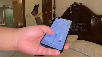 『zxbondage』《女大别墅黑丝篇（2）人棍啵啵贝 足交 撸管》42 喜欢的点个关注 持续更新中！<br>定拍联系: tg:@zxb2026 或者x：@zxbondage<br>------------------------------------------------<br>关注tg: @zxb2026 HD高清NO码内容抢先看。丨<br>------------------------------------------------<br>模特：芮芮<br>每次给芮芮放好啵啵贝放置后突然开启吮吸模式，芮芮的反应就很大，对于喜欢看这种反应的我来说简直是极品。让她爽完后开启失控模式由于床上固定的不是很完美，直接翻下来了，惩罚足交给爸爸撸出来<br>------------------------------------------------<br>关注tg: @zxb2026 HD高清NO码内容抢先看。丨<br>------------------------------------------------