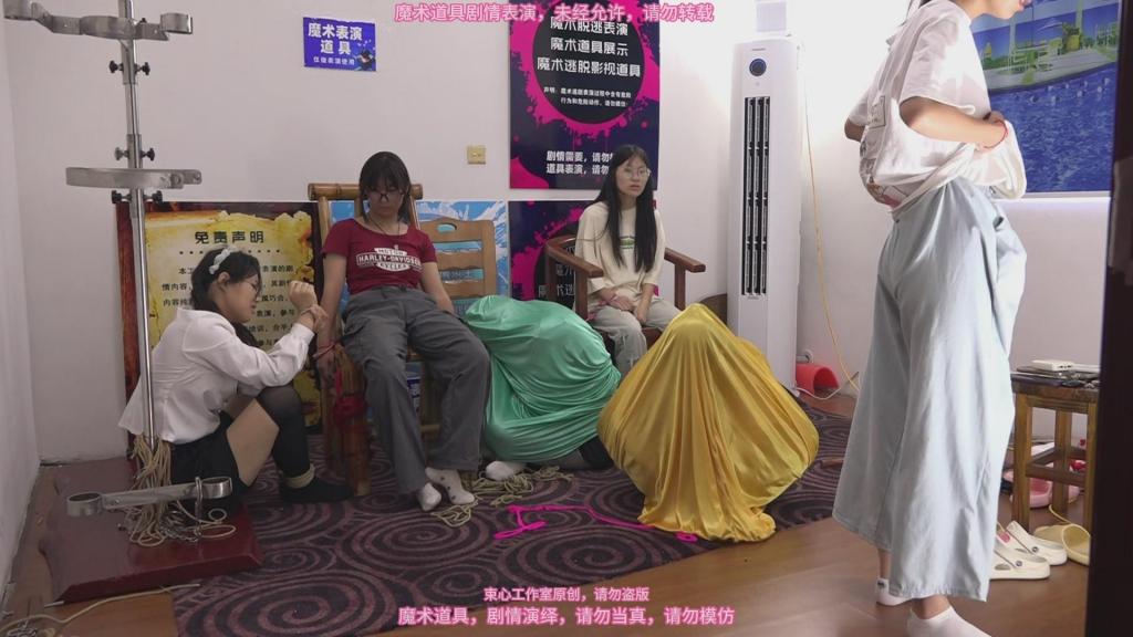 几个大学生玩密室逃脱绑架游戏，捆绑，椅子铐，布袋游戏，第三集 本工作室寻求有实力和经济基础的合作伙伴一起共同发展,共创未来！<br>束心魔术道具工作室，几个大学生玩密室逃脱绑架游戏，捆绑，椅子铐，布袋游戏，第三集，唯美风格，本工作室摄影技术和剧情拍摄相对一般，无法和专业的摄影师相比，购买本工作室视频请知悉本工作室拍摄的视频短剧内容也许并不专业，本工作室各种古代道具断头台，古装捆绑剧情游戏，金属，木质道具，枷锁，金属站立枷，魔术木笼囚笼拘束架道具审xun椅，各种拷镣等魔术笼子等道具，本工作室秉持，绿色，健康，唯美，解压，为原则，可以体验定拍.            妖狐吧定拍 ，女生加入本工作室  （本工作室只收女生，只收女生，只收女生，很多男生cd问收不收的，我将不再回复！）         qq：3329311459              骗子勿扰，事多者勿扰！！！