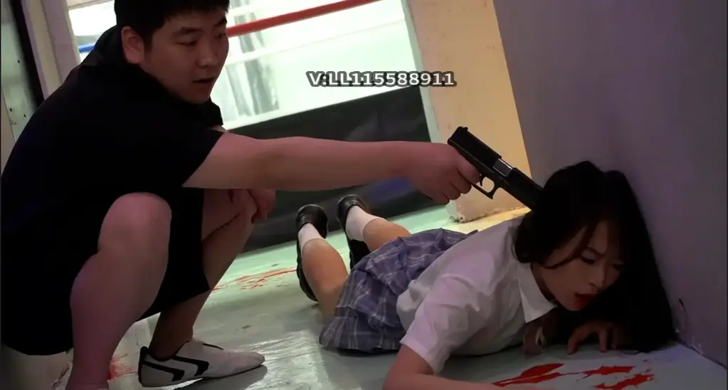 BW—194  lulu VS zhaoyong 一位少女在下班的路上被屠夫盯上了屠夫一路尾随，少女也发现他了，两人你追我赶，就在少女认为自己甩掉他了的时候，屠夫已经......QQ:1307292935