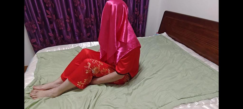 棉被囚奴   厚厚的棉被.奴被包裹其中.陷入无尽的黑暗之中.....