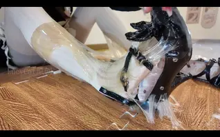 踩到胶水陷阱的小女仆2.0（预览） ！！！注意！这是预览视频！！！<br>大家期待已久的女仆2.0踩胶水来了（2.0添加了腿部被胶水粘住的内容），这次选用人气最高的绵羊泡芙星星梦，加量不加价。调皮的猫耳女仆踩主人的床被发现，被惩罚在鞋里倒入胶水踩入再踩到提前布置好的胶水陷阱。随着一次次挪动和挣扎鞋子里和陷阱的胶水慢慢将她心爱的鞋子侵略，鞋底鞋跟甚至鞋面上可爱的蝴蝶结都被糊上白色的胶水。最后被‘催眠’的女仆的腿上也被倒上胶水，这下鞋子袜子都面目全非了，她只好全部脱掉才得以脱困。完整版6.5上架
