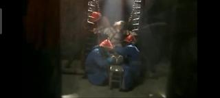 影视剧kb片段 老剧蓝色妖姬，武功高强的女侠被迫放弃反抗，被抓进大牢绑起来被官兵欺负……